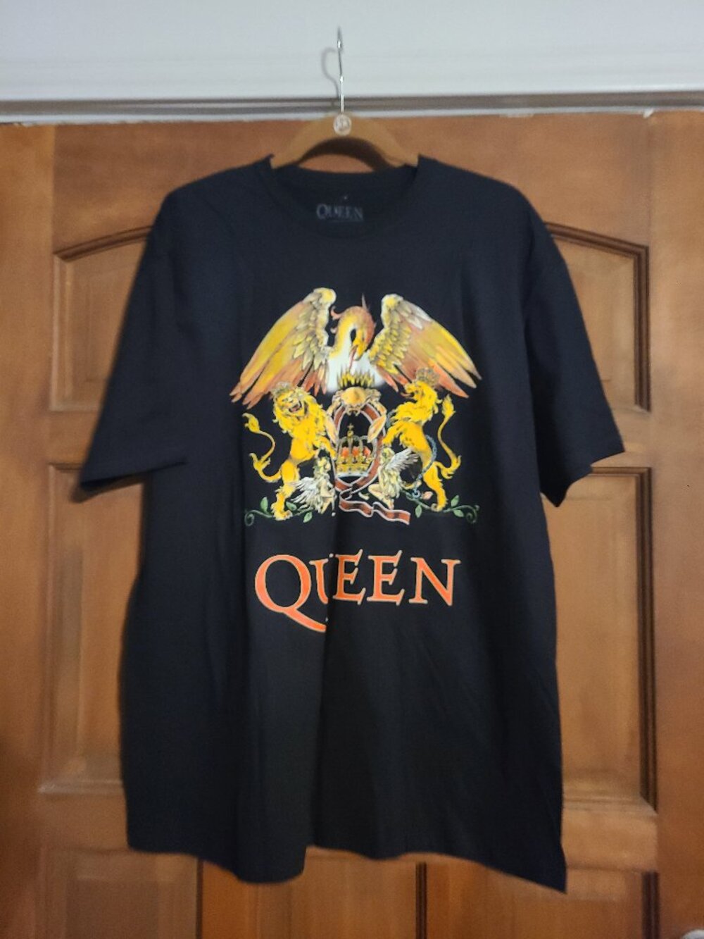 NWT Queen Band T Shirt Black Graphic Tee Rock Music Crest Mens XL Official Merch